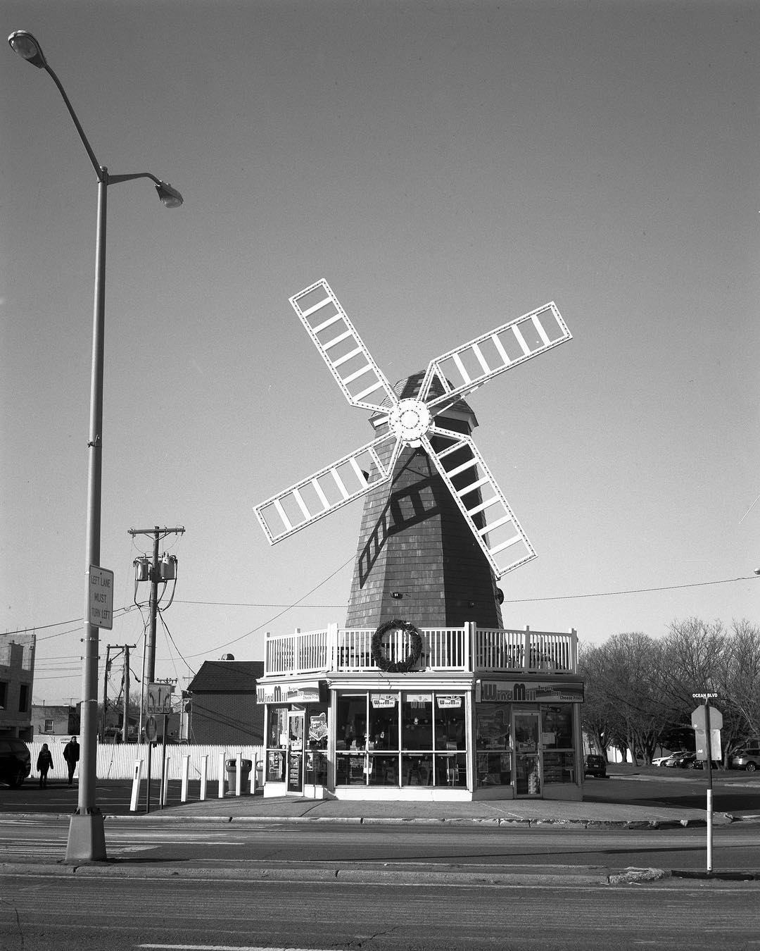 The Windmill is a Jersey Shore institution. And theyâre open year-round. #speedgraphic #largeformat #4x5 #film #filmphotography #filmphotographic #filmisnotdead #itjustsmellsfunny #rodinal