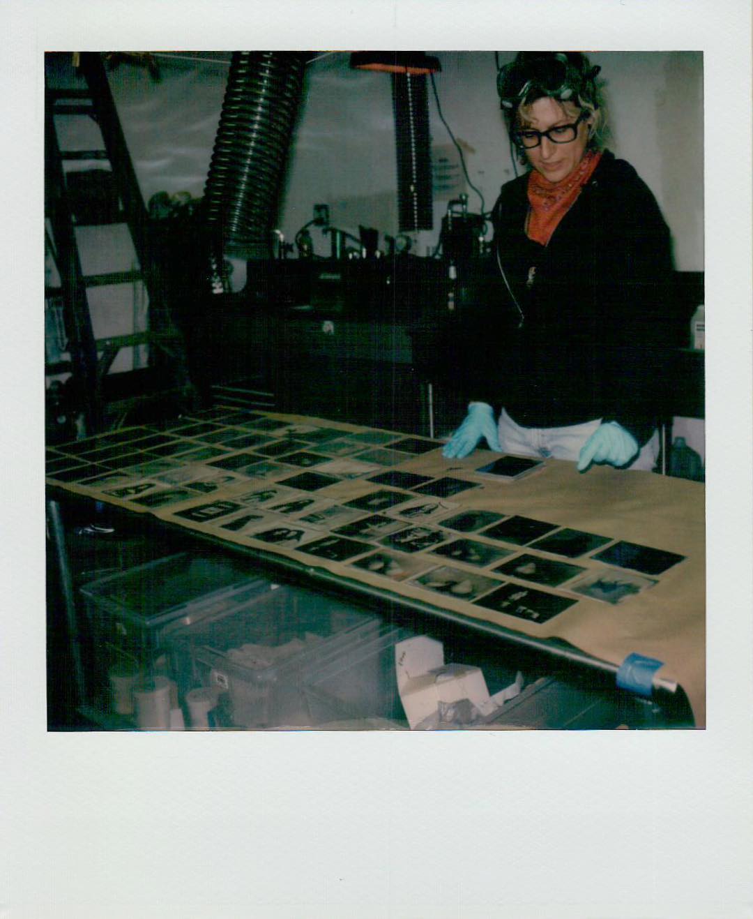 @elmalayheehoo looks over the results of the Wet Plate Collodion workshop she taught at @penumbrafoundation this weekend #sx70 #polaroid #polaroidoriginals #film #filmphotography #wetplate #wetplatecollodion #theoriginalinstantphotography