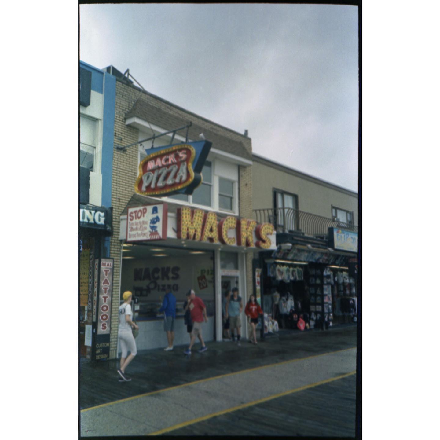 Mackâs Pizza

#olympusxa #agfacolor #film #filmphotography #staybrokeshootfilm #boardwalk #wildwood